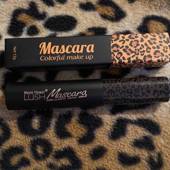 1 LEFT!🆕LUSH- Mascara: Neon Green Waterproof and Smudge Proof - Picture 3 of 4